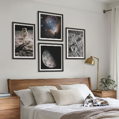 Tavelvägg ovanför soffa Astronaut Månspår foto