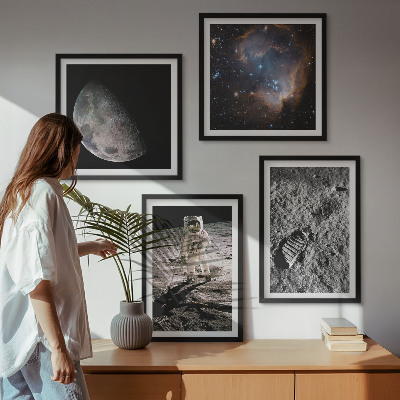 Tavelvägg ovanför soffa Astronaut Månspår foto