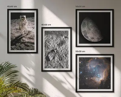 Astronaut på månen fotokonst tavelväggsmotiv ovanför soffa