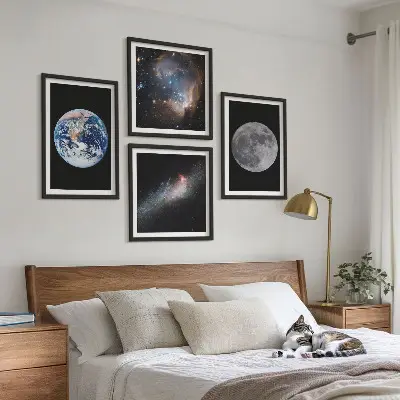 Tavelvägg med motiv av galax, rymd och måne anpassad för placering ovanför soffa
