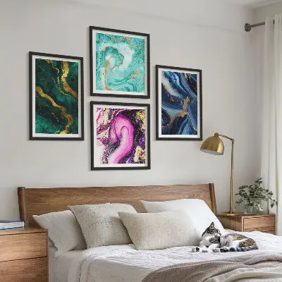 Tavelvägg ovanför soffa med abstrakta mönster i rosa grönt och blått