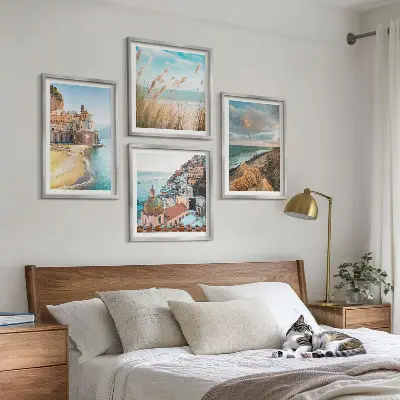 Tavelvägg med 4 tavlor med motiv av landskap med strand, stad och klippor