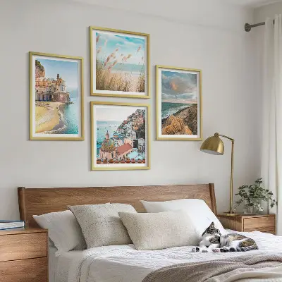 Tavelvägg med 4 tavlor med motiv av landskap med strand, stad och klippor