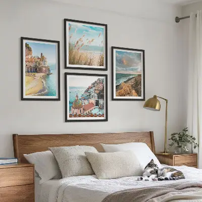 Tavelvägg med 4 tavlor med motiv av landskap med strand, stad och klippor