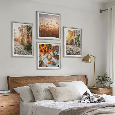 Tavelvägg ovanför soffa motiv med charmiga gator och kaffe