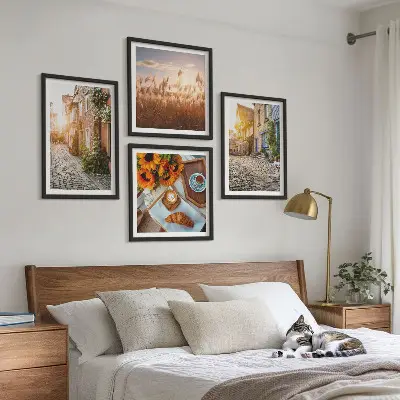 Tavelvägg ovanför soffa motiv med charmiga gator och kaffe