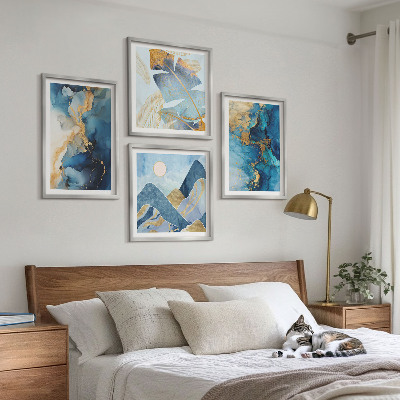 Tavelvägg ovanför soffa Blå bergen guldmönster