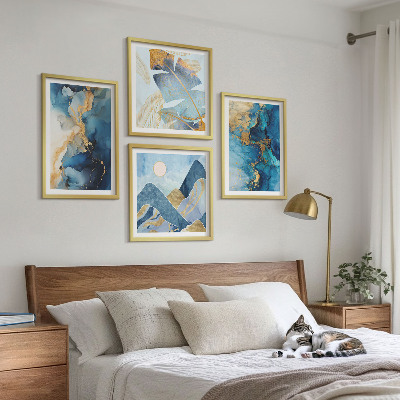 Tavelvägg ovanför soffa Blå bergen guldmönster