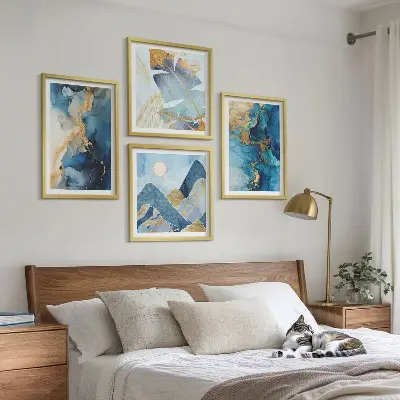 Blå bergen med guldmönster tavelvägg ovanför soffa