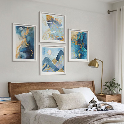 Tavelvägg ovanför soffa Blå bergen guldmönster