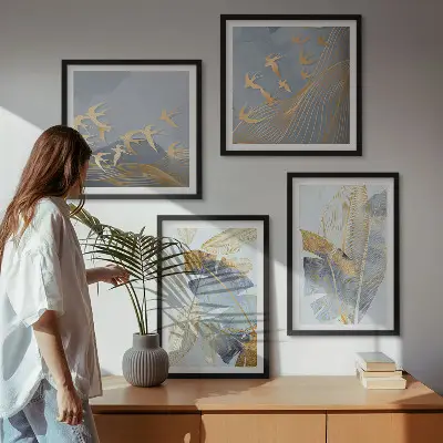 Tavelvägg med 4 tavlor med motiv av blåbeige löv i bakgrunden