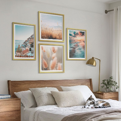 Tavelvägg ovanför soffa Havssolnedgång hus blommor