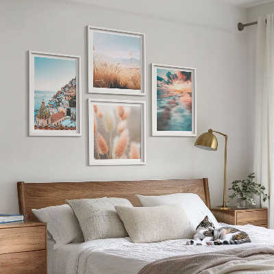 Tavelvägg ovanför soffa Havssolnedgång hus blommor