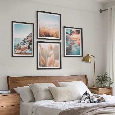 Tavelvägg ovanför soffa Havssolnedgång hus blommor