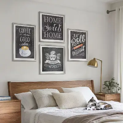 Kaffevals hemvärme tavelvägg ovanför soffa