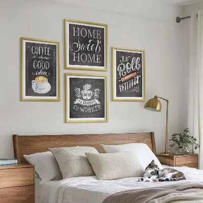 Kaffevals hemvärme tavelvägg ovanför soffa