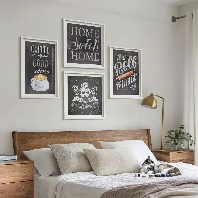 Kaffevals hemvärme tavelvägg ovanför soffa