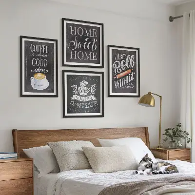 Kaffevals hemvärme tavelvägg ovanför soffa