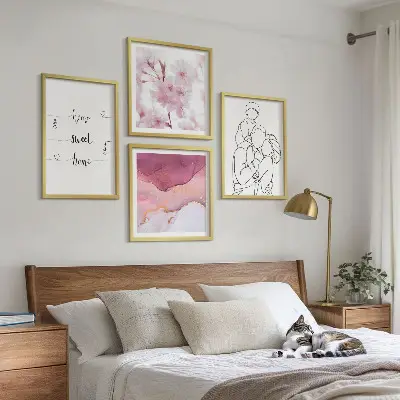 Tavelvägg med 4 tavlor med minimalistiska blommor för familjen
