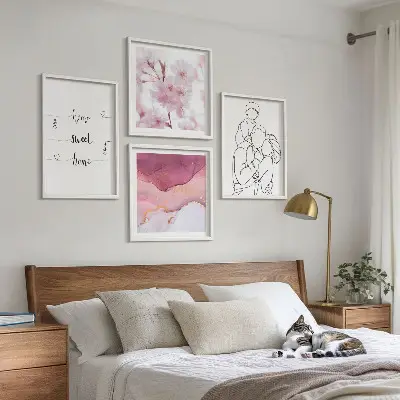 Tavelvägg med 4 tavlor med minimalistiska blommor för familjen
