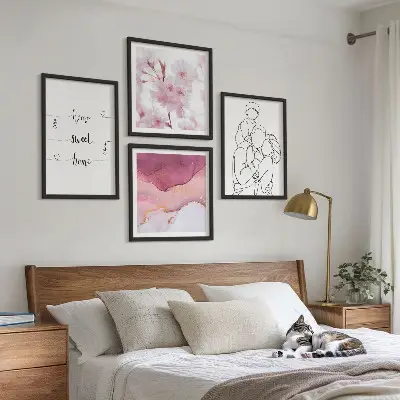 Tavelvägg med 4 tavlor med minimalistiska blommor för familjen
