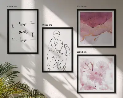 Tavelvägg med 4 tavlor med minimalistiska blommor för familjen