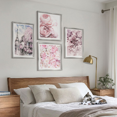 Tavelvägg ovanför soffa Blommor rosa romantiskt landskap