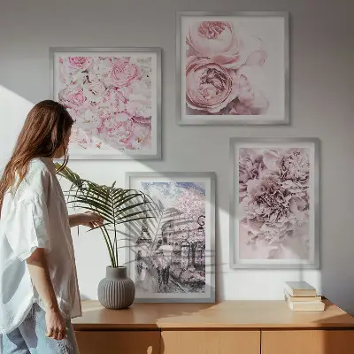 Tavelvägg ovanför soffa med romantiskt landskap av rosa blommor