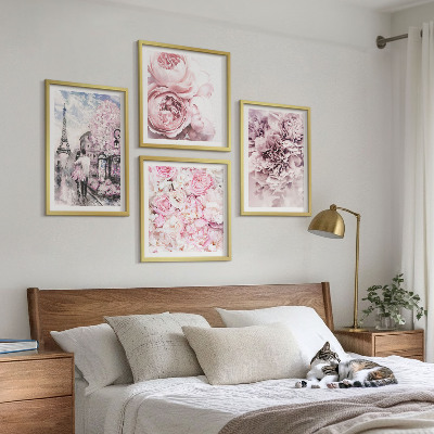 Tavelvägg ovanför soffa Blommor rosa romantiskt landskap
