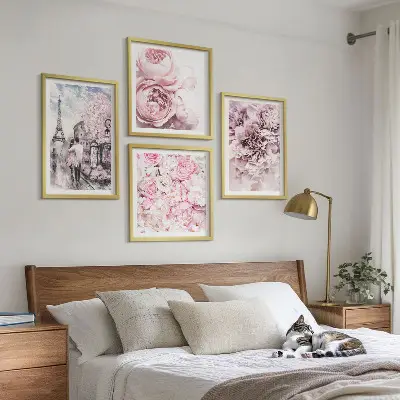 Tavelvägg ovanför soffa med romantiskt landskap av rosa blommor