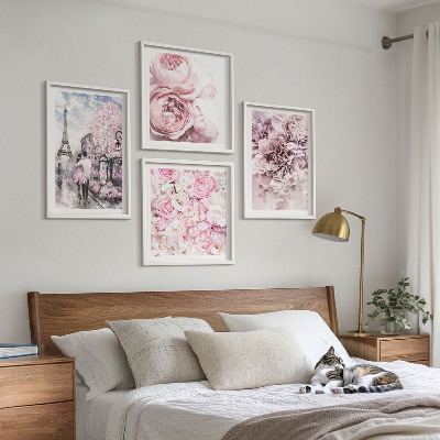 Tavelvägg ovanför soffa Blommor rosa romantiskt landskap