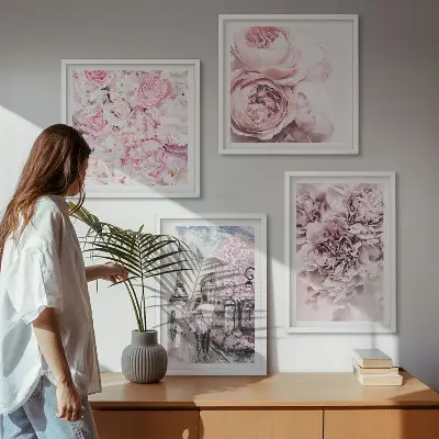 Tavelvägg ovanför soffa med romantiskt landskap av rosa blommor