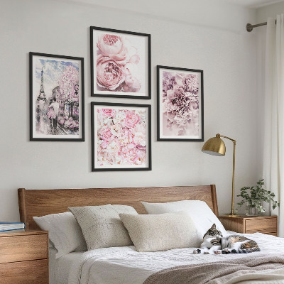 Tavelvägg ovanför soffa Blommor rosa romantiskt landskap