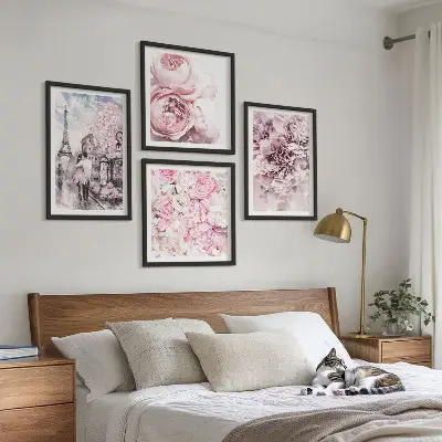 Tavelvägg ovanför soffa med romantiskt landskap av rosa blommor