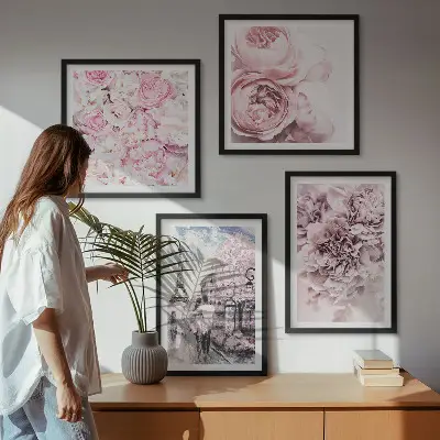 Tavelvägg ovanför soffa med romantiskt landskap av rosa blommor