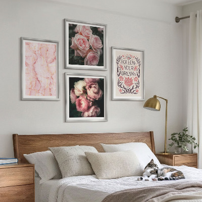 Tavelvägg ovanför soffa Vintage rosor marmor drömmar