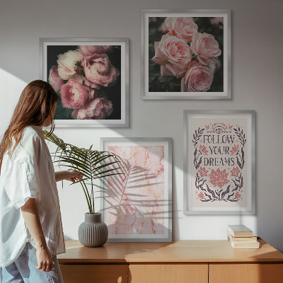 Tavelvägg ovanför soffa Vintage rosor marmor drömmar