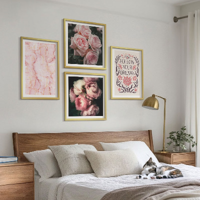 Tavelvägg ovanför soffa Vintage rosor marmor drömmar