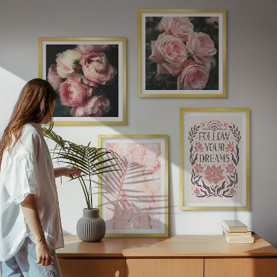 Tavelvägg ovanför soffa Vintage rosor marmor drömmar