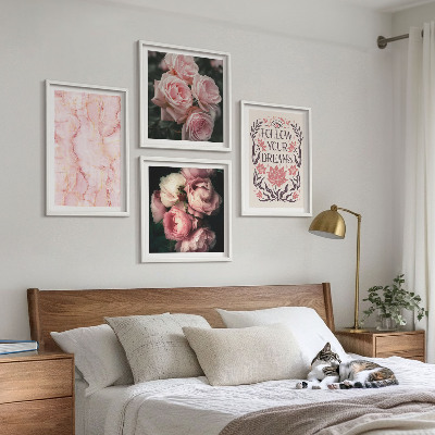 Tavelvägg ovanför soffa Vintage rosor marmor drömmar