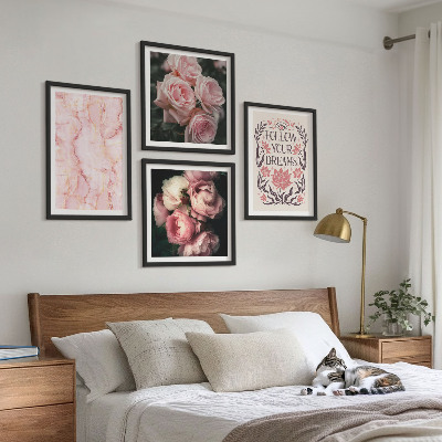 Tavelvägg ovanför soffa Vintage rosor marmor drömmar