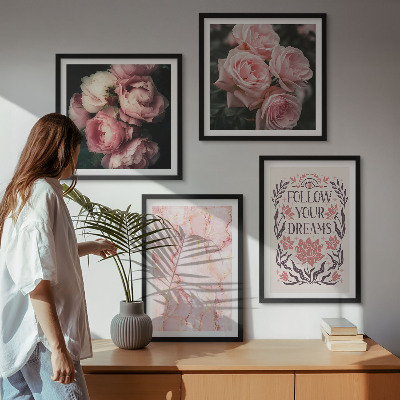 Tavelvägg ovanför soffa Vintage rosor marmor drömmar