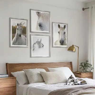 Tavelvägg med 4 tavlor med motiv av vita hästar