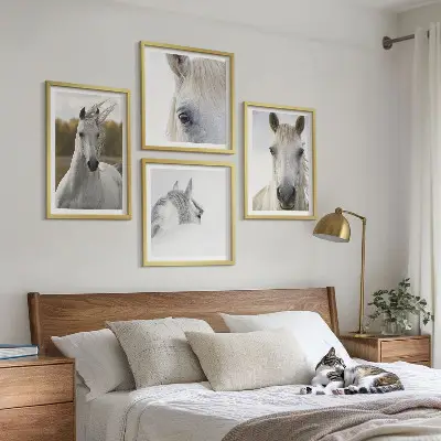 Tavelvägg med 4 tavlor med motiv av vita hästar