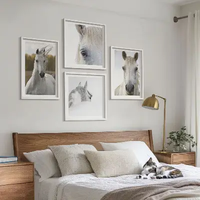 Tavelvägg med 4 tavlor med motiv av vita hästar