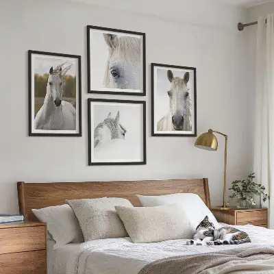 Tavelvägg med 4 tavlor med motiv av vita hästar