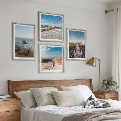 Tavelvägg med 4 tavlor med motiv av strand, vågor, himmel och pir