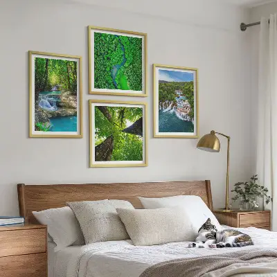 Tavelvägg med vattenfall grönt skogsvatten ovanför soffa
