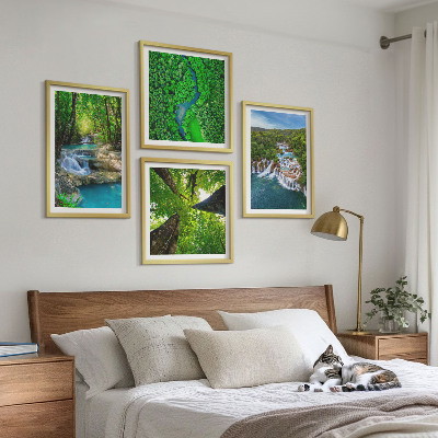 Tavelvägg ovanför soffa Vattenfall grönt skogsvatten