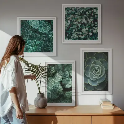 Tavelvägg med motiv av suckulenter gröna blad ovanför soffan